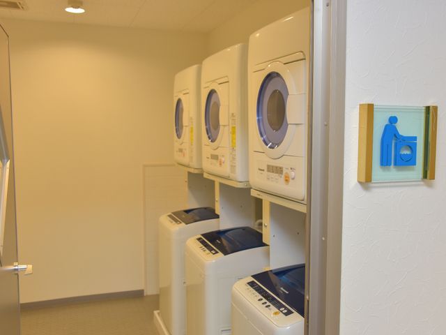 洗濯機の並ぶ洗濯室 洗濯室 清潔感ある洗濯室で、利用者の衣類管理を効率的に行えます。自立支援の一環としてもご活用いただける設備です。