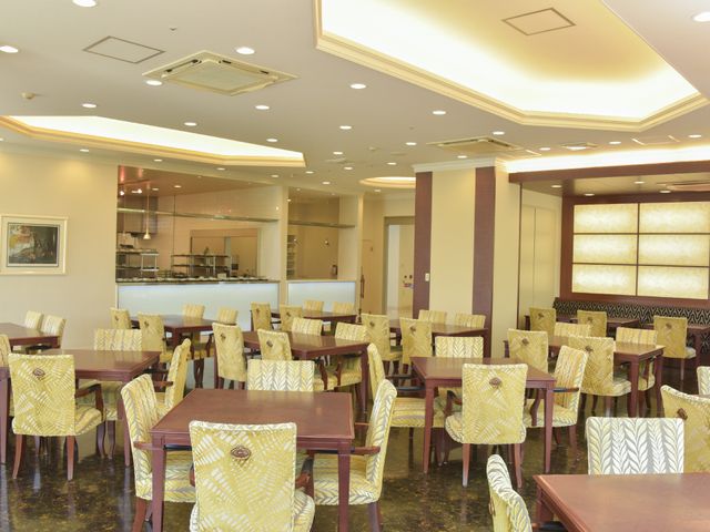 広々とした明るい食堂 食堂 ゆったりとした落ち着いた雰囲気の食堂です。明るく開放感のある空間で、食事の時間をお過ごしいただけます。