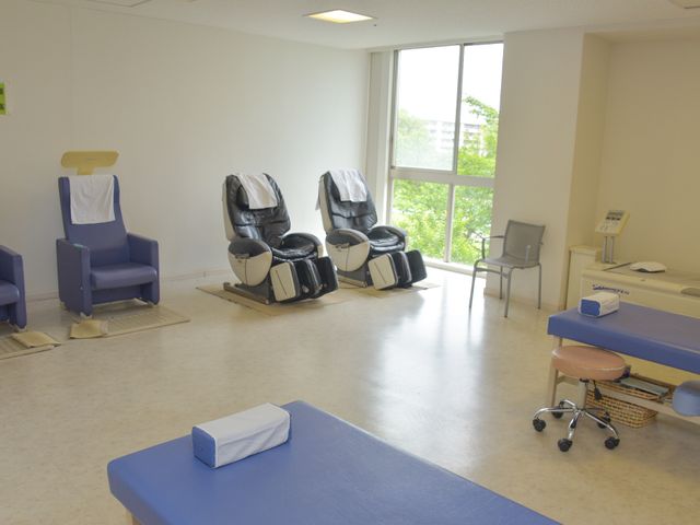 機能訓練室の様子 マッサージチェアが並ぶ部屋 開放感のある機能訓練室では、明るい窓辺でリハビリをサポートします。最新の訓練器具を備え、ご利用者の快適な体操が行えます。