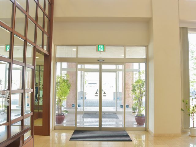入口付近の明るい空間 玄関 ゆったりとした開放感のあふれるエントランスです。訪れた方が安堵感を持ってスタートできるように整えられています。