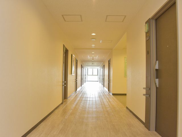 広々とした明るい廊下 共用廊下 ゆったりとした造りの廊下は日差しをたっぷりと取り込む設計です。清潔で安全な環境が提供されています。