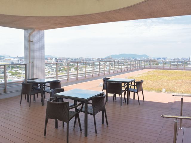 開放的なテラスの光景 屋上 広々としたテラスからは、空と街の眺望をお楽しみいただけ、心地よい風を感じながらリラックスできる空間となっております。