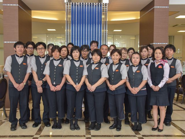 スタッフ集合写真 スタッフ一同 一丸となってお迎えする明朗なスタッフの皆さんです。皆さまのご入居を心よりお待ちしております。