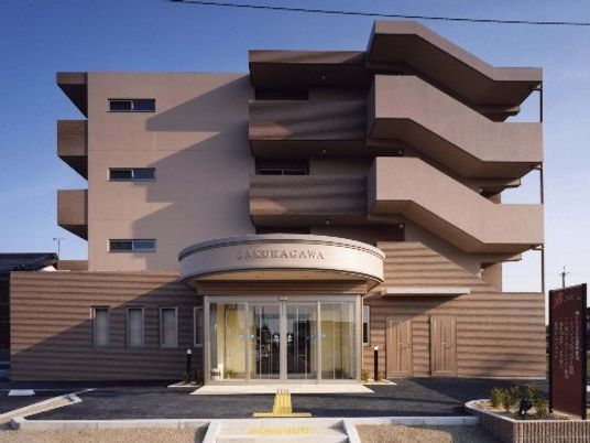 モダンな建物のエントランス