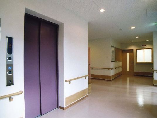 広々とした明るい廊下