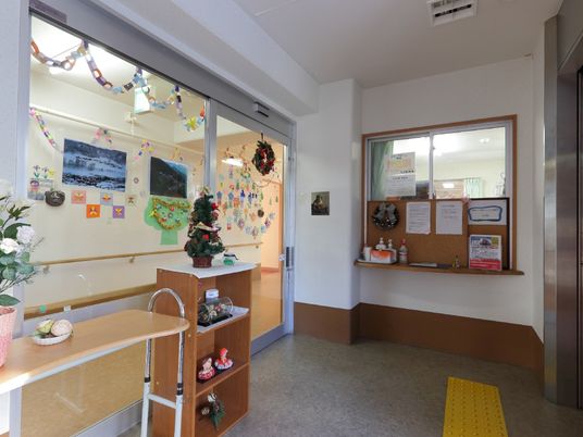 飾り付けされたエントランス