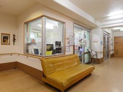 廊下のソファと掲示物