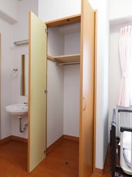 居室のクローゼットと洗面台