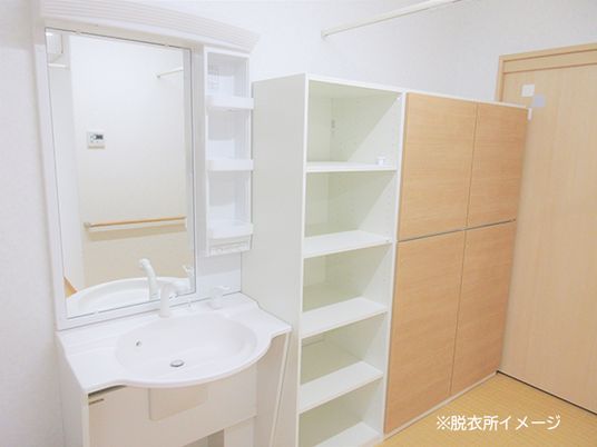 清潔な洗面台と棚