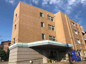 日差しが明るい建物外観