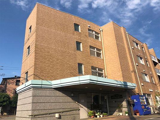 日差しが明るい建物外観