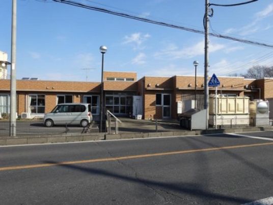一階建ての明るい外観