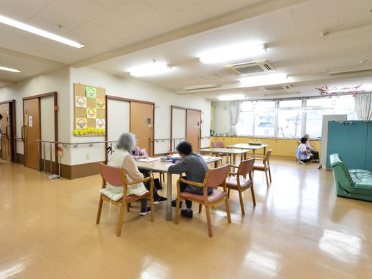 共有スペースで過ごす利用者