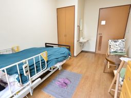 居室のベッドと家具