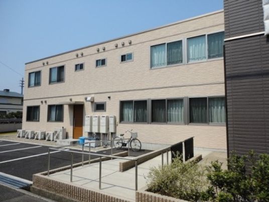 明るい外観の建物