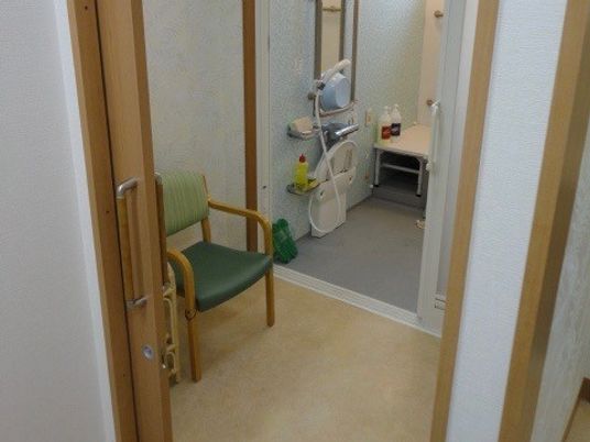 手すり付きのトイレ空間