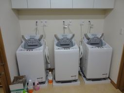 清潔な洗濯機が揃うスペース