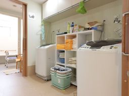 洗濯機と棚のある居室