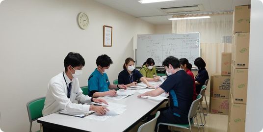 スタッフが打ち合わせする様子