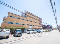 落ち着いた色合いの外観