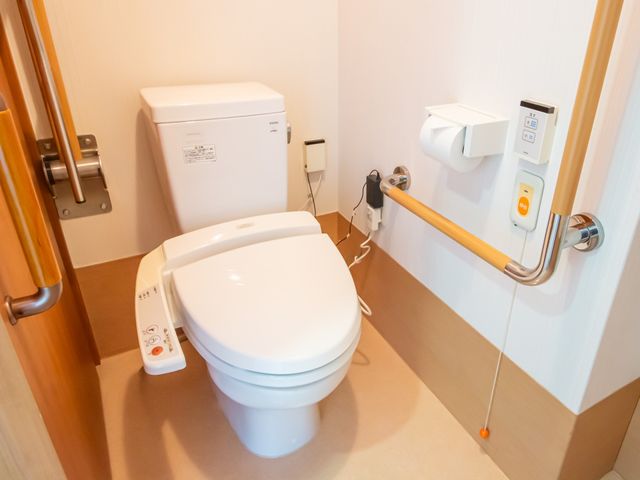 安全な手すり付きトイレ