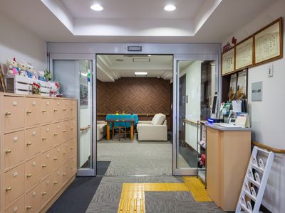 明るい入り口と受付
