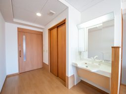 ゆったり洗面台のある廊下