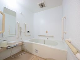 手すり付きの快適な浴室