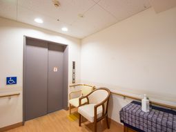 安全な出入り口のエレベーター