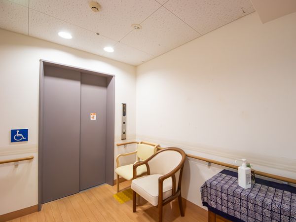 安全な出入り口のエレベーター