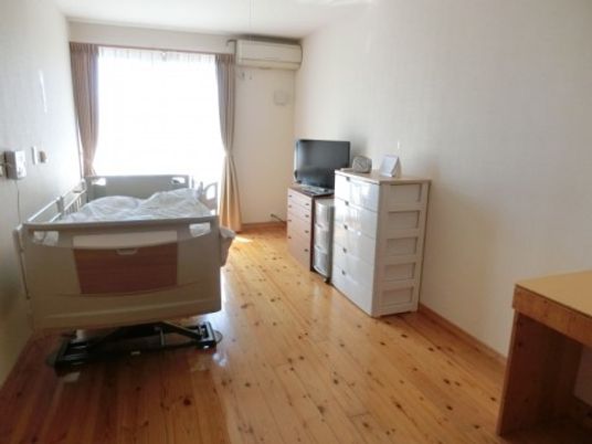 明るい木目調の居室