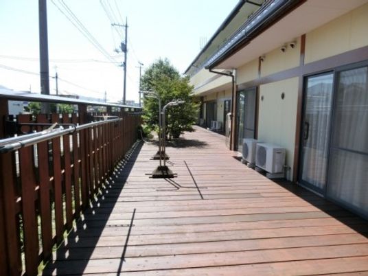 陽光の中の明るいテラス