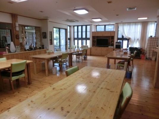 木製家具の明るい共有スペース