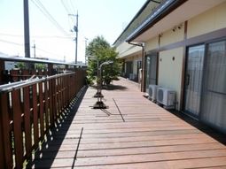 温かみのある木製テラス