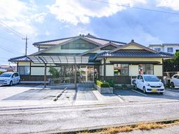 明るい外観の施設