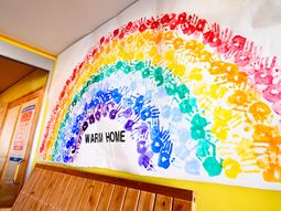 カラフルな手形の壁画