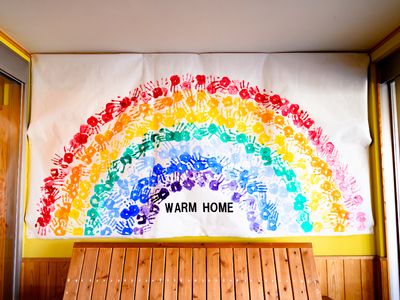 カラフルな手形アート壁飾り