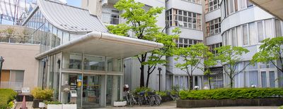 開放的なエントランス