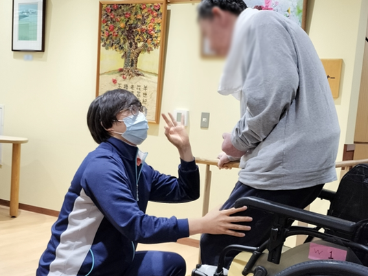 介助を受ける様子の居室