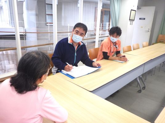 スタッフ会議の様子ラウンジ  