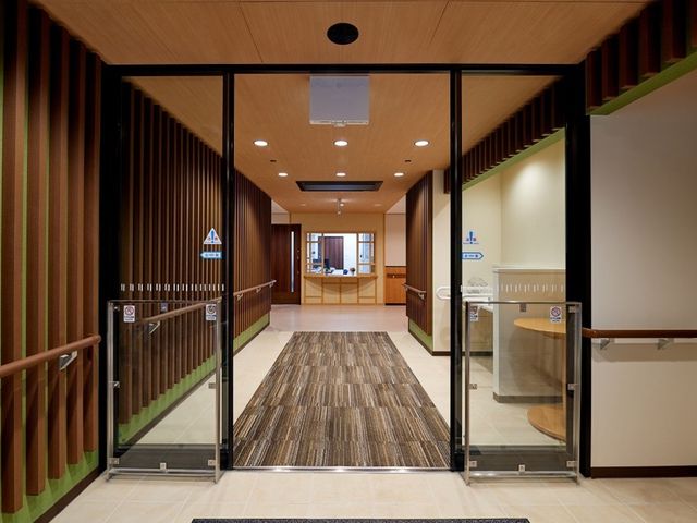 落ち着いた廊下 廊下 清潔感のある廊下は、移動しやすく設計されています。手すりもあり安心です。