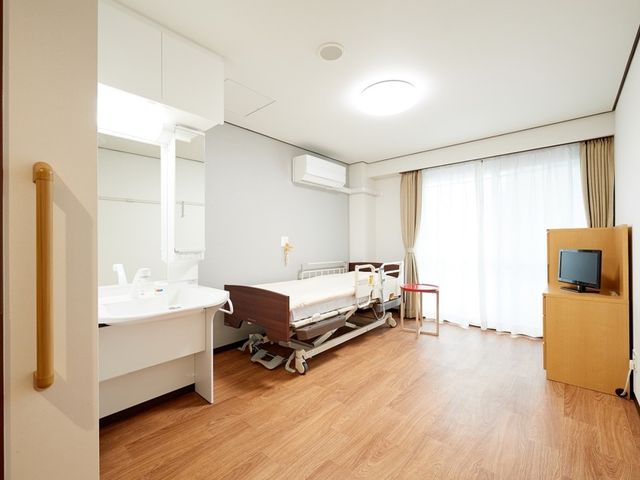 明るい居室 居室 広々とした空間で、自然光が心地よく差し込む部屋です。快適な環境でゆったり過ごせます。