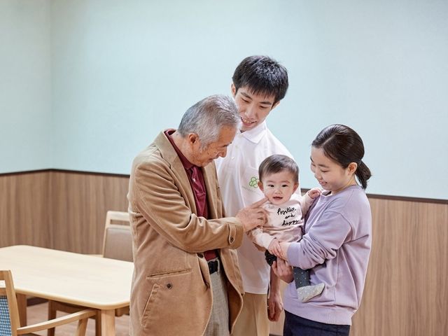 暖かな交流の場の様子 ラウンジ 穏やかに会話が弾む居心地の良い空間で、コミュニケーションを楽しむ場です。