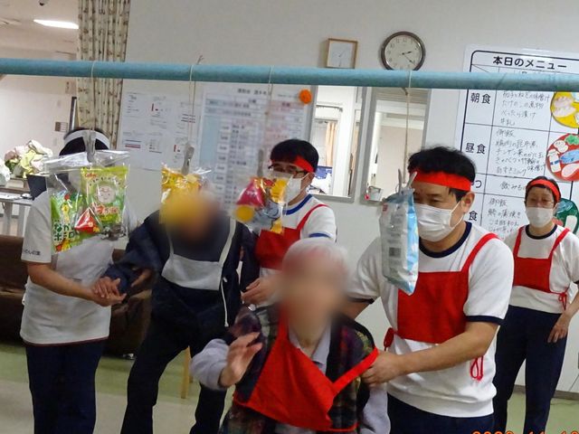 運動会イベントの様子 多目的室 スタッフと入居者が一緒に楽しむ運動会の様子です。にぎやかで交流が広がります。