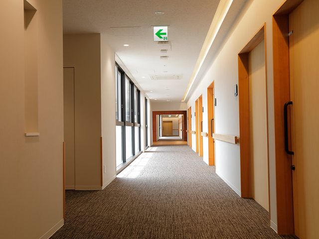 明るい廊下 廊下 自然光が差し込む広々とした廊下です。快適に移動できる空間が魅力的です。