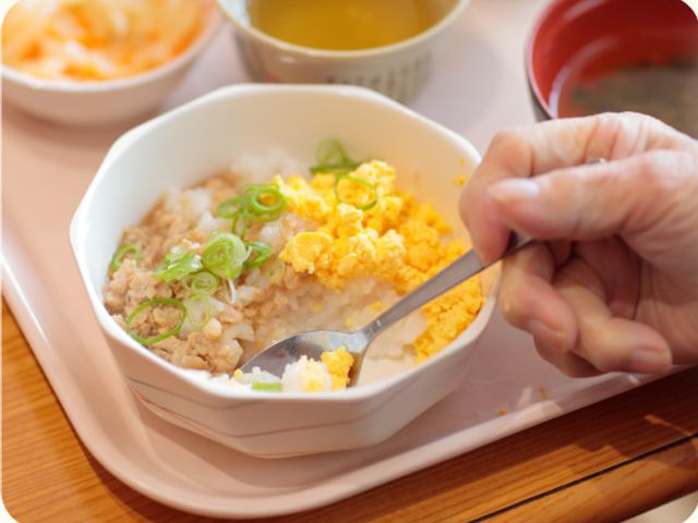 美味しい食事の様子 食堂 栄養たっぷりの食事を楽しめる空間です。スタッフが丁寧に食事の介助をいたします。