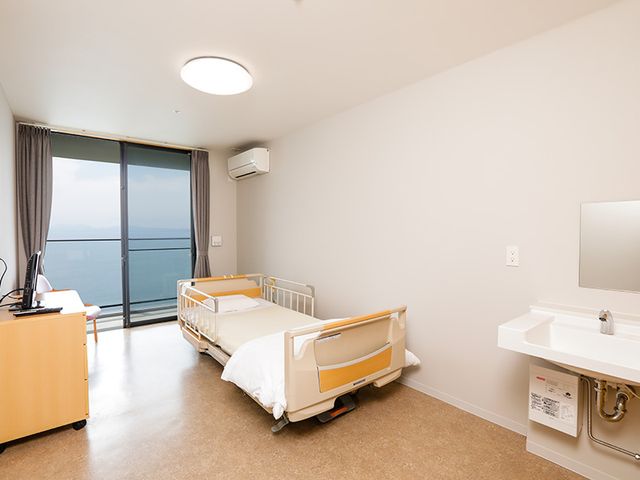 静かな個室の居室 居室 窓からの眺望が素晴らしい個室です。清潔感あふれる空間で、快適な時間を過ごせます。