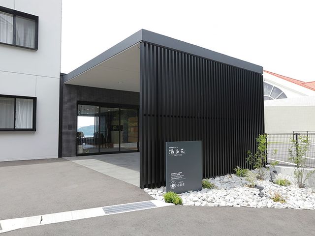 広い黒いエントランス エントランス 訪れる皆様を迎える、広々とした魅力的なエントランスです。施設への入り口として安心感があります。