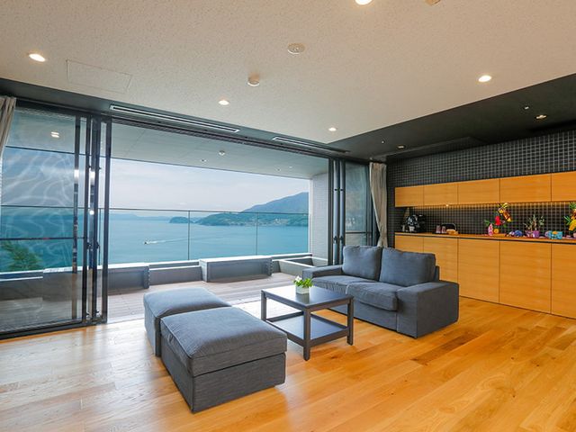 眺望の良いリビング リビング 広々としたリビングからは美しい海の景色が楽しめ、自然光が差し込む快適な空間です。
