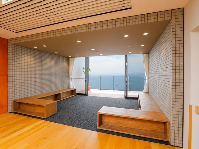 海が見えるラウンジ ラウンジ 自然光が入る落ち着いたスペースです。椅子に座りながら、海の景色を楽しめます。